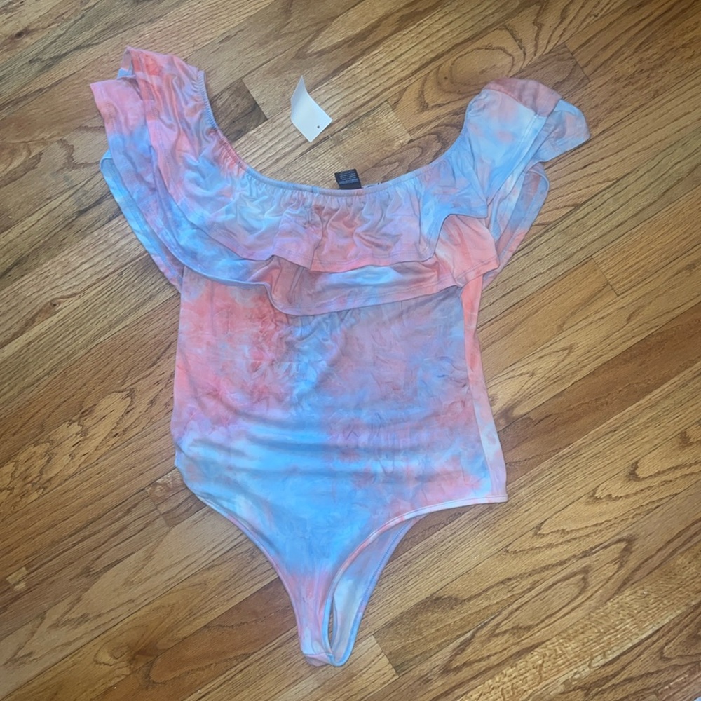 ❄️NWT tie-dye on or off shoulder bodysuit. Large.‎ Thong bottom.